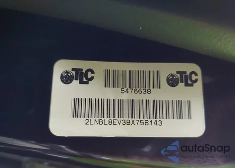 2011 Lincoln Town Car Executive L z USA, uszkodzony, nr VIN 2LNBL8EV3BX758143